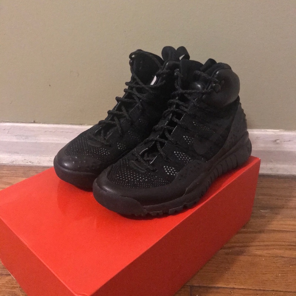 Nike WMNS Lupinek Flyknit Triple Black Boots
